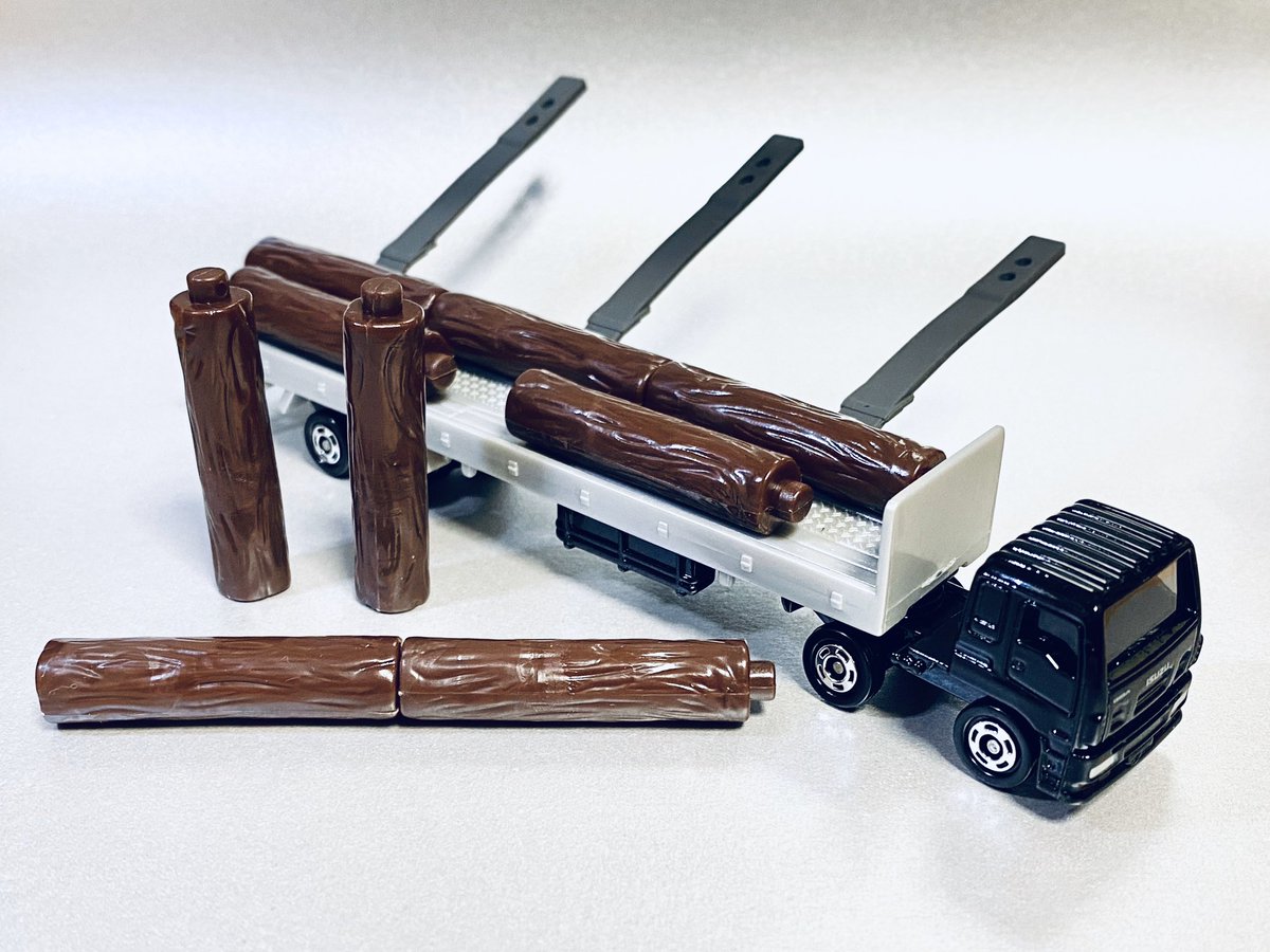 フォンティエ A Twitter いすゞ ギガ 木材運搬車 ロングトミカらしいダイナミックな商品構成 木材を大量に欲しい人におすすめ 黒のトレーラーヘッドも迫力ありますね 木材は樹脂製ベルトで固定出来ますが 長期保存時の耐久性が心配になるやつ なお初版の