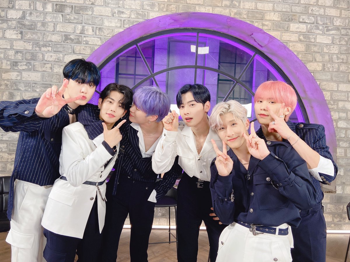dal_kk_'s tweet photo. 아스트로 1위 축하해💜 #ASTRO_Knock1stWin #아스트로 https://t.co/UudBMZL95V