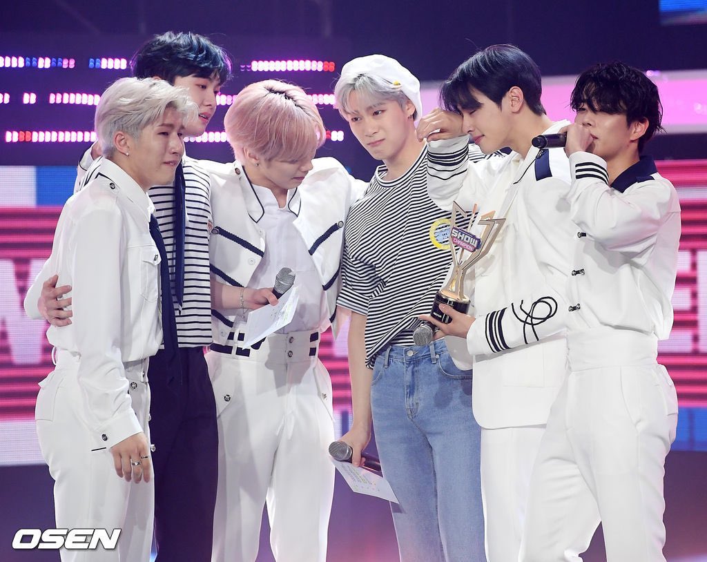 ASTROThailand's tweet photo. [📸] ในที่สุดวันนี้ #ASTRO ก็ได้ที่ 1 จากรายการ Show Champion !!!! 

อาสโทรและอโรฮ่า เก่งกันมากเลยนะคะ 😭💜💜💜💜💜💜💜💜💜💜💜💜💜💜 
#아스트로 #널찾아가 #GATEWAY #Knock #ASTRO_Knock1stWin https://t.co/HsWexrJzBn