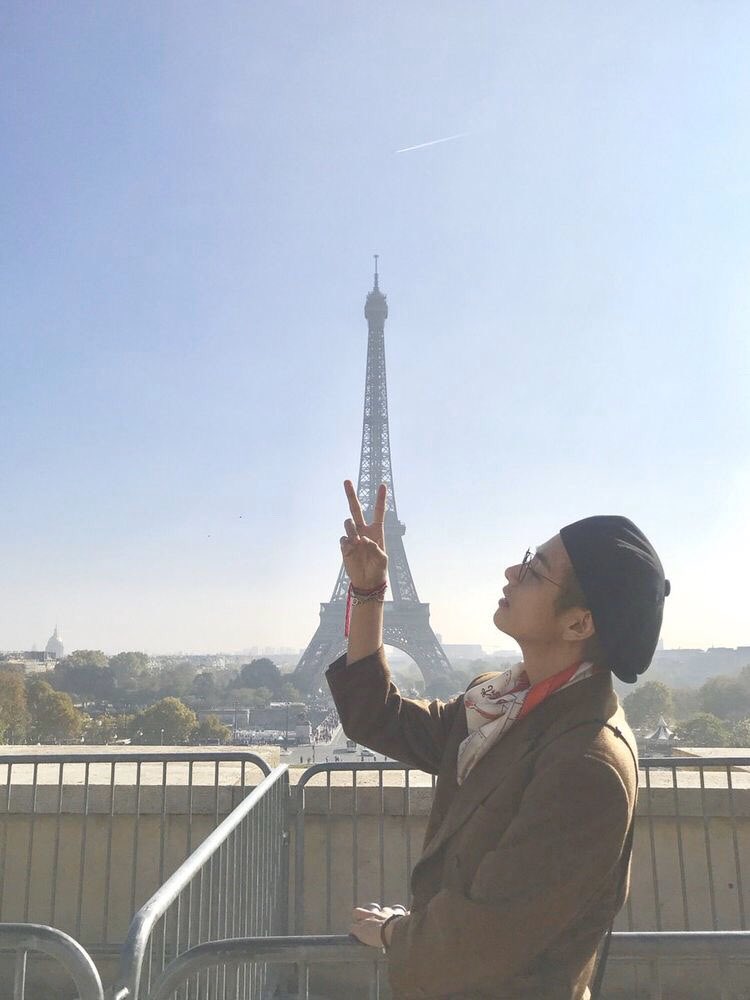 vrenedocs's tweet photo. paris day mode           paris night mode https://t.co/KEsfQY2VrS