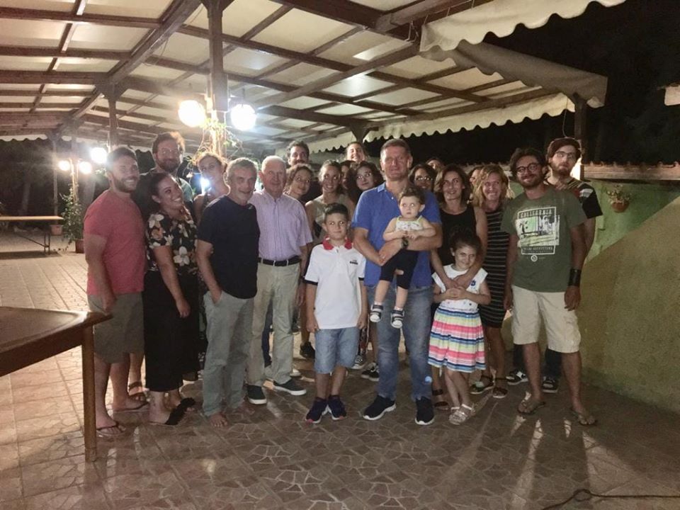 aal_project's tweet photo. In questo scatto tutti noi di #AALProject insieme con la famiglia Nardone, che in maniera liberale ci concede di scavare nei loro terreni e che ogni anno ci aiuta a sentirci a casa. Dal piรน piccolo al mitico zi 'Ntonio, memoria storica della #comunitร . #InsiemeMW https://t.co/hMCY2CZlxc