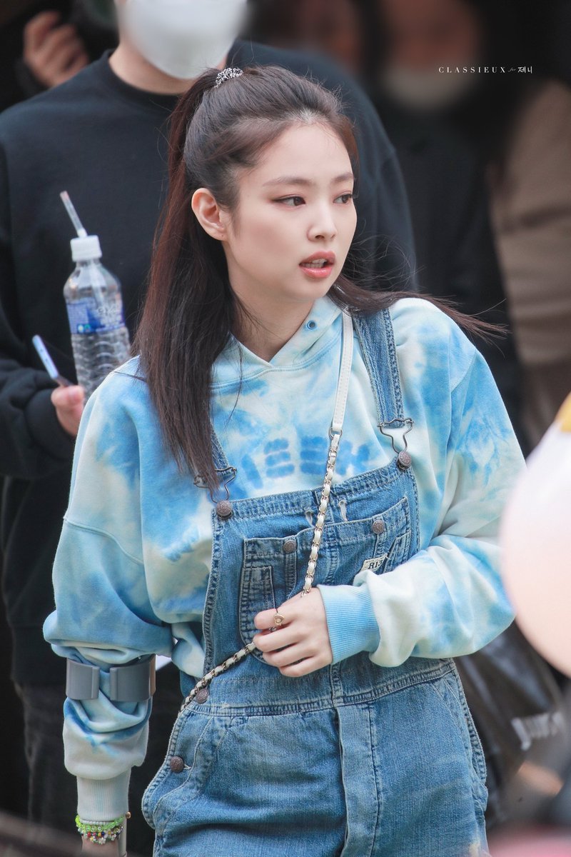 kimjenniepics's tweet photo. she looks so cute with this outfit https://t.co/MFWWa2PDNB