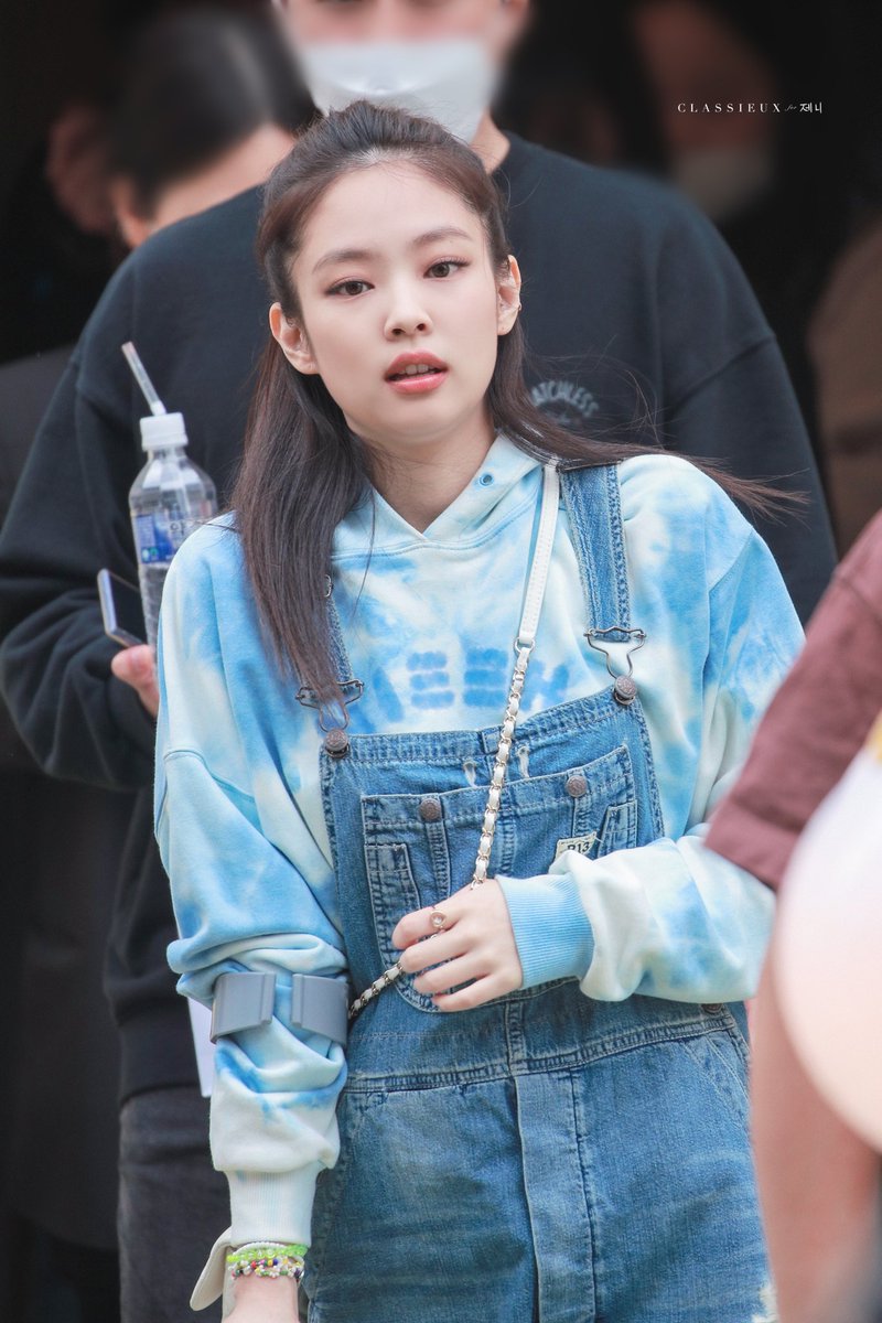 kimjenniepics's tweet photo. she looks so cute with this outfit https://t.co/MFWWa2PDNB
