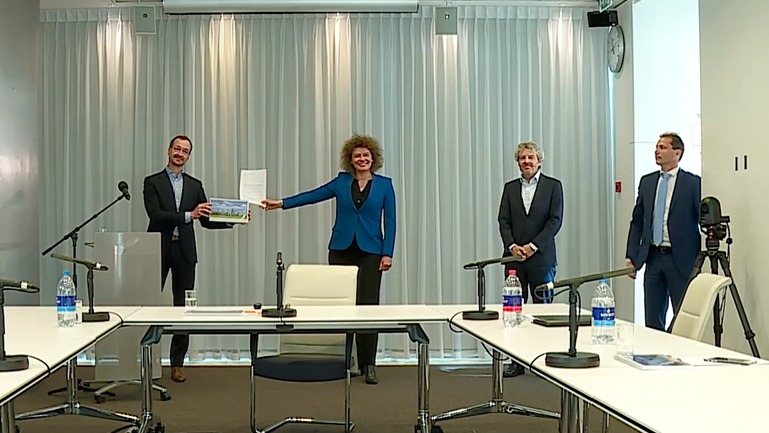 CFFcomms's tweet photo. Op veilige afstand ontving Minister Eric Wiebes uit handen van Carolien Gehrels het advies van de Taskforce Infrastructuur #Klimaatakkoord Industrie. We zijn ontzettend trots om als CFF betrokken te zijn bij het opstellen en presenteren van dit advies. https://t.co/SZdxfNQ4tH https://t.co/iXlePBZOMF