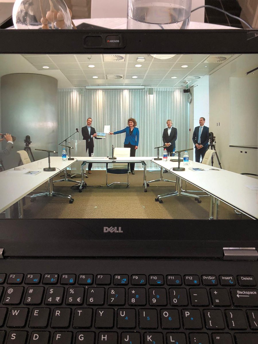 CFFcomms's tweet photo. Op veilige afstand ontving Minister Eric Wiebes uit handen van Carolien Gehrels het advies van de Taskforce Infrastructuur #Klimaatakkoord Industrie. We zijn ontzettend trots om als CFF betrokken te zijn bij het opstellen en presenteren van dit advies. https://t.co/SZdxfNQ4tH https://t.co/iXlePBZOMF