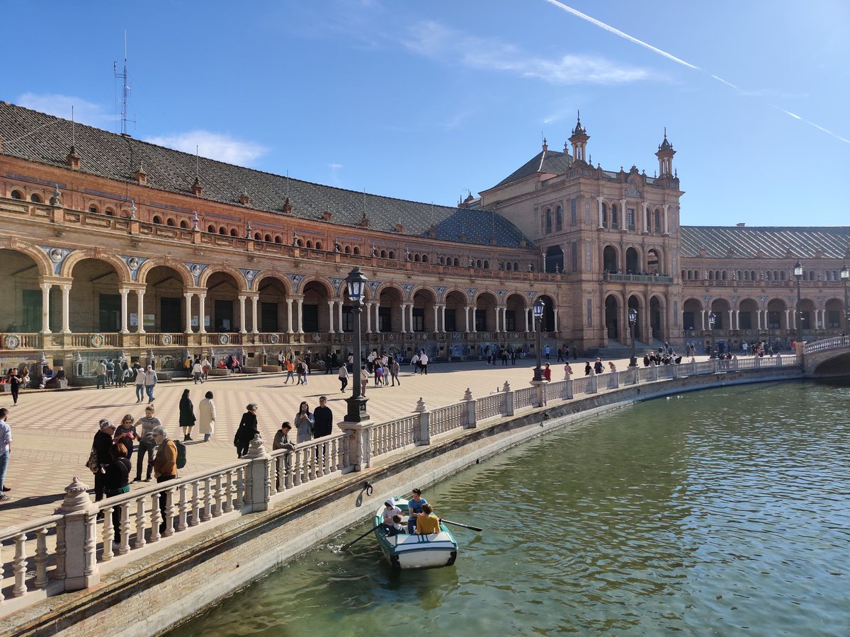 Okay next city would be Sevilla. Sevilla is the capital of the Andalusian region. It is located in the south-west of Spain.When i went there, it was an impromptu trip as i bought the tickrt a week before i go. And it was during Christmas, apa pon tak bukak 