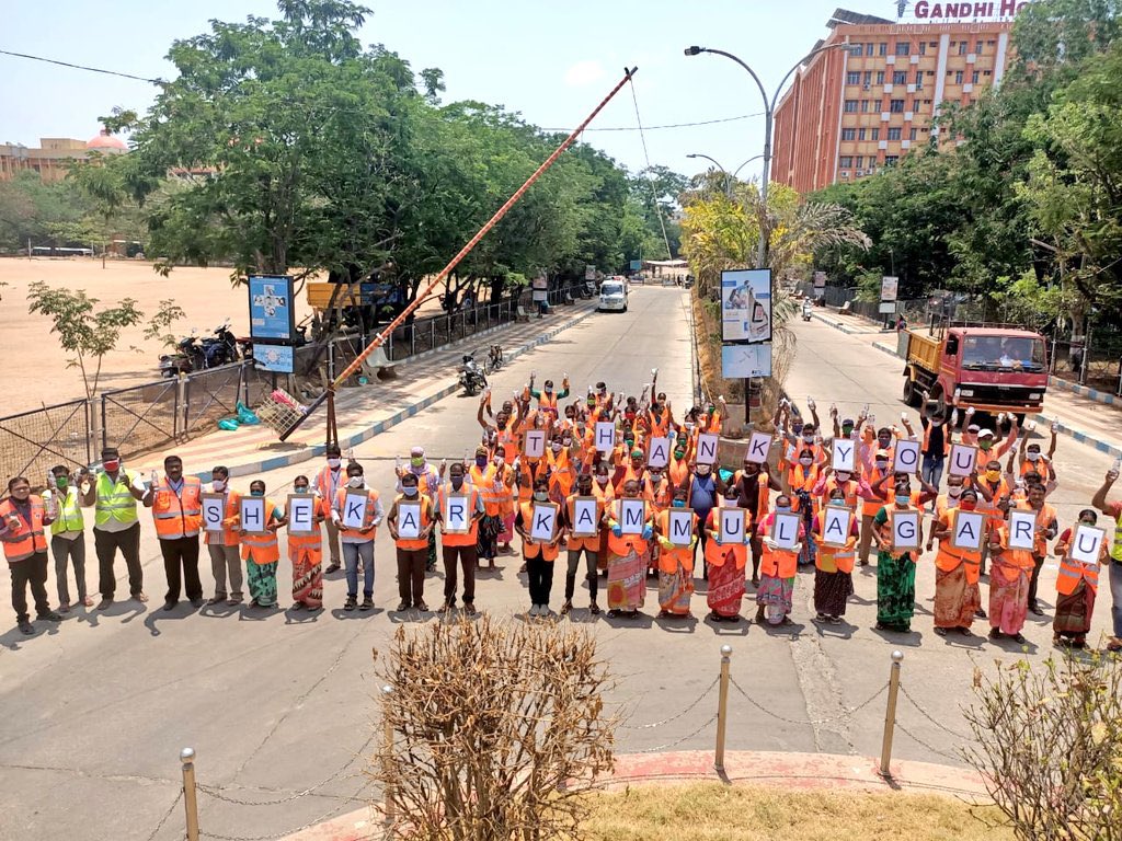 cinemarangam's tweet photo. #GHMC sanitation workers at Gandhi Hospital hold placards of THANK YOU to director @sekharkammula for providing refreshment to the sanitation workers.

The director is touched by this gesture.
#CoronaWarriors https://t.co/ZZp17QDh9k
