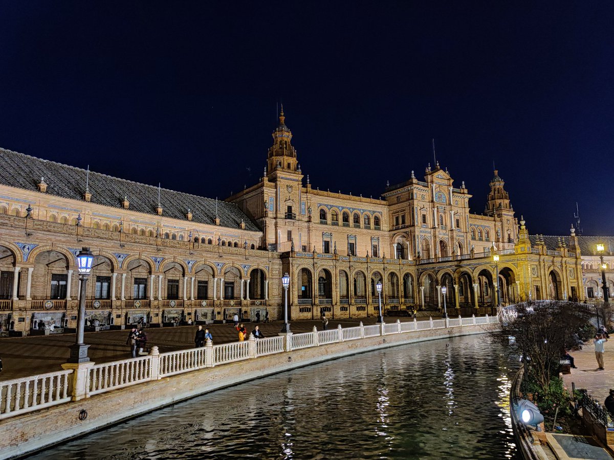Okay next city would be Sevilla. Sevilla is the capital of the Andalusian region. It is located in the south-west of Spain.When i went there, it was an impromptu trip as i bought the tickrt a week before i go. And it was during Christmas, apa pon tak bukak 