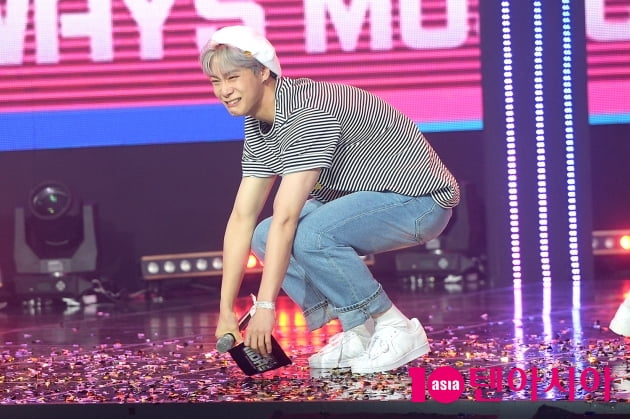 minhyukpotato's tweet photo. WE MADE MOONBIN UGLY CRIED ON LIVE https://t.co/cbhecnHjmV
