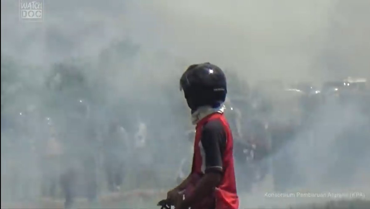 Aparat: Kami hanya melaksanakan perintah negara!
Petani: Siapa negara?
Aparat: Sudah diam!
Lalu petani dan sawahnya ditembaki gas air mata.
NEGARA, WABAH, DAN KRISIS PANGAN: 
youtu.be/ZOBkJzC0LFg