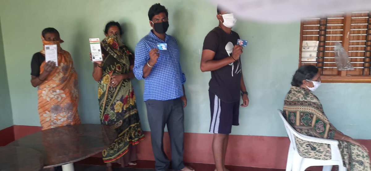 BPCRetailMysore's tweet photo. Cash at Doorstep..BPC mitigating diffculty of villagers by disbursing cash at their doirstep thru #FINO while maintaining #SocialDistancing norms @BPCLimited @8singhi @ravips25 @Sanjeev89917902 @AbbasAkhtar18  #CoronaWarriors  Villagers are happy with #AadharEnabled Txns https://t.co/VuIHAE8Xpk