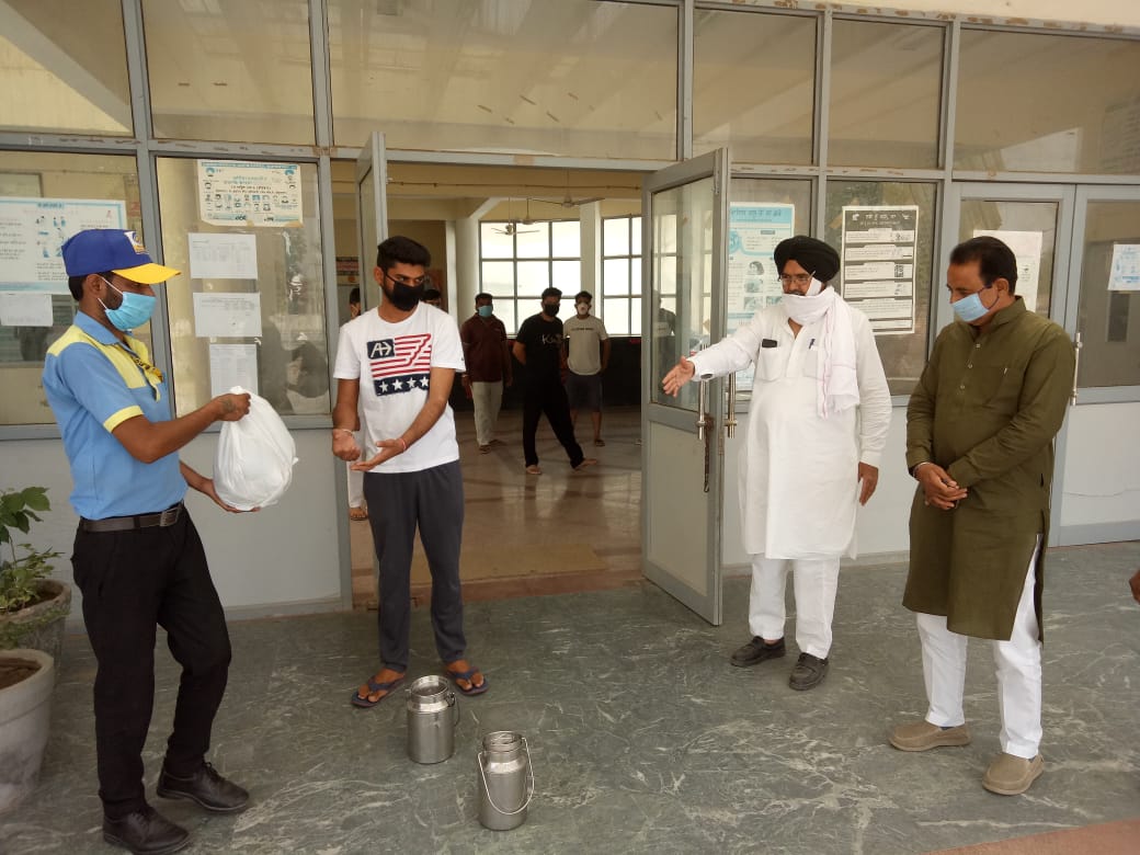 SODELHI_SOUTH's tweet photo. Serving Quarantine Centres

BPCL RO's Bhambha Enterprises, Dashmeshpita f s and B S Sandhu f s Dodewala, Abohar, Bathinda RT, Punjab

- providing both times meals/tea/ snacks daily to COVID Quarantine CHC of Ramsara &amp; Wahabwala - in liasion with Gurdwara Haripura and SDM Abohar. https://t.co/8G6d1rQsaG
