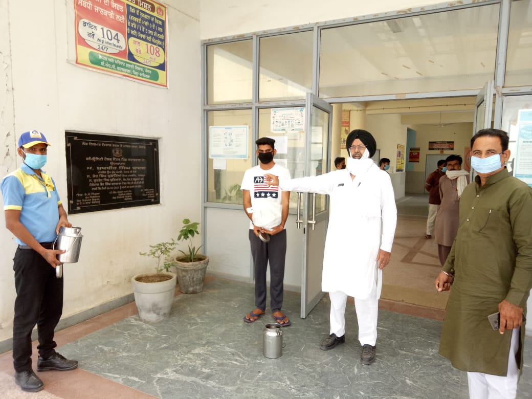 SODELHI_SOUTH's tweet photo. Serving Quarantine Centres

BPCL RO's Bhambha Enterprises, Dashmeshpita f s and B S Sandhu f s Dodewala, Abohar, Bathinda RT, Punjab

- providing both times meals/tea/ snacks daily to COVID Quarantine CHC of Ramsara &amp; Wahabwala - in liasion with Gurdwara Haripura and SDM Abohar. https://t.co/8G6d1rQsaG