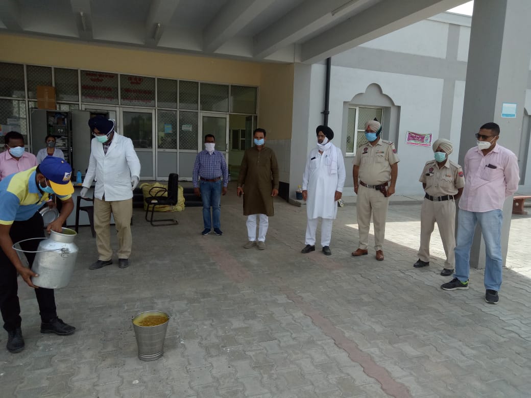 SODELHI_SOUTH's tweet photo. Serving Quarantine Centres

BPCL RO's Bhambha Enterprises, Dashmeshpita f s and B S Sandhu f s Dodewala, Abohar, Bathinda RT, Punjab

- providing both times meals/tea/ snacks daily to COVID Quarantine CHC of Ramsara &amp; Wahabwala - in liasion with Gurdwara Haripura and SDM Abohar. https://t.co/8G6d1rQsaG