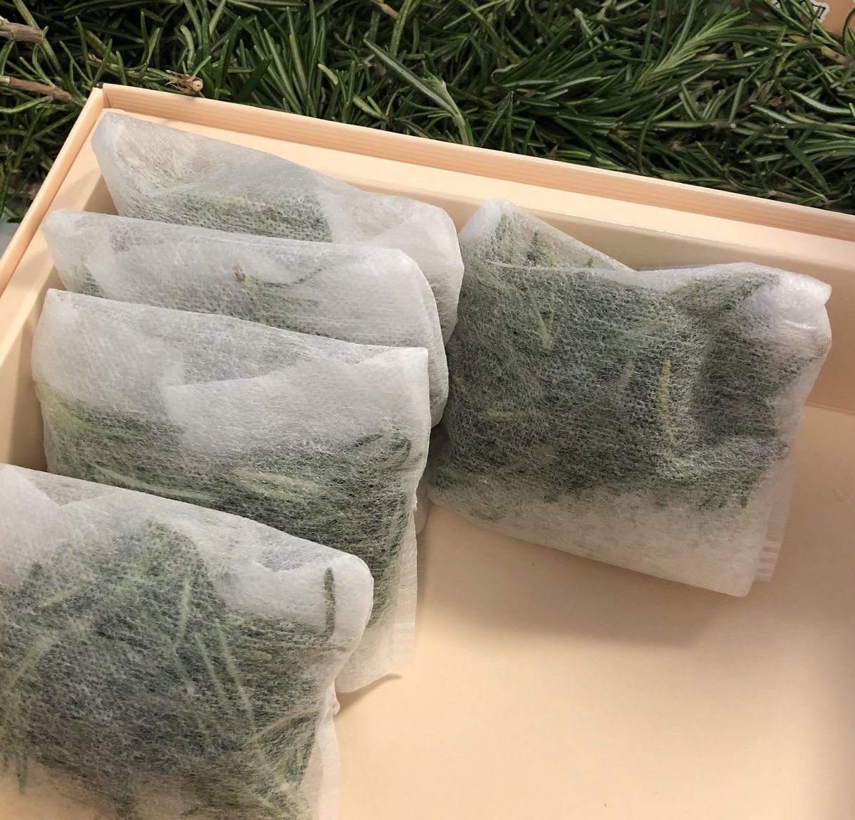 Carmine 魔導装具取扱店か まの店 ローズマリーのゆくえ お茶パックに岩塩 今回は死海の塩 とローズマリーを詰めるだけて ハーブバスソルトの出来上がり W 分量はめっちゃ適当w