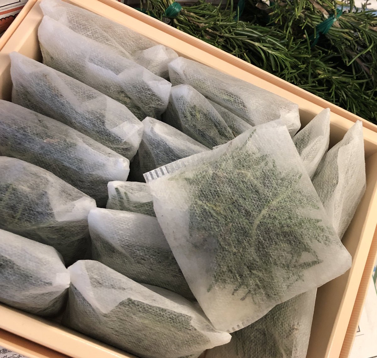 Carmine 魔導装具取扱店か まの店 ローズマリーのゆくえ お茶パックに岩塩 今回は死海の塩 とローズマリーを詰めるだけて ハーブバスソルトの出来上がり W 分量はめっちゃ適当w