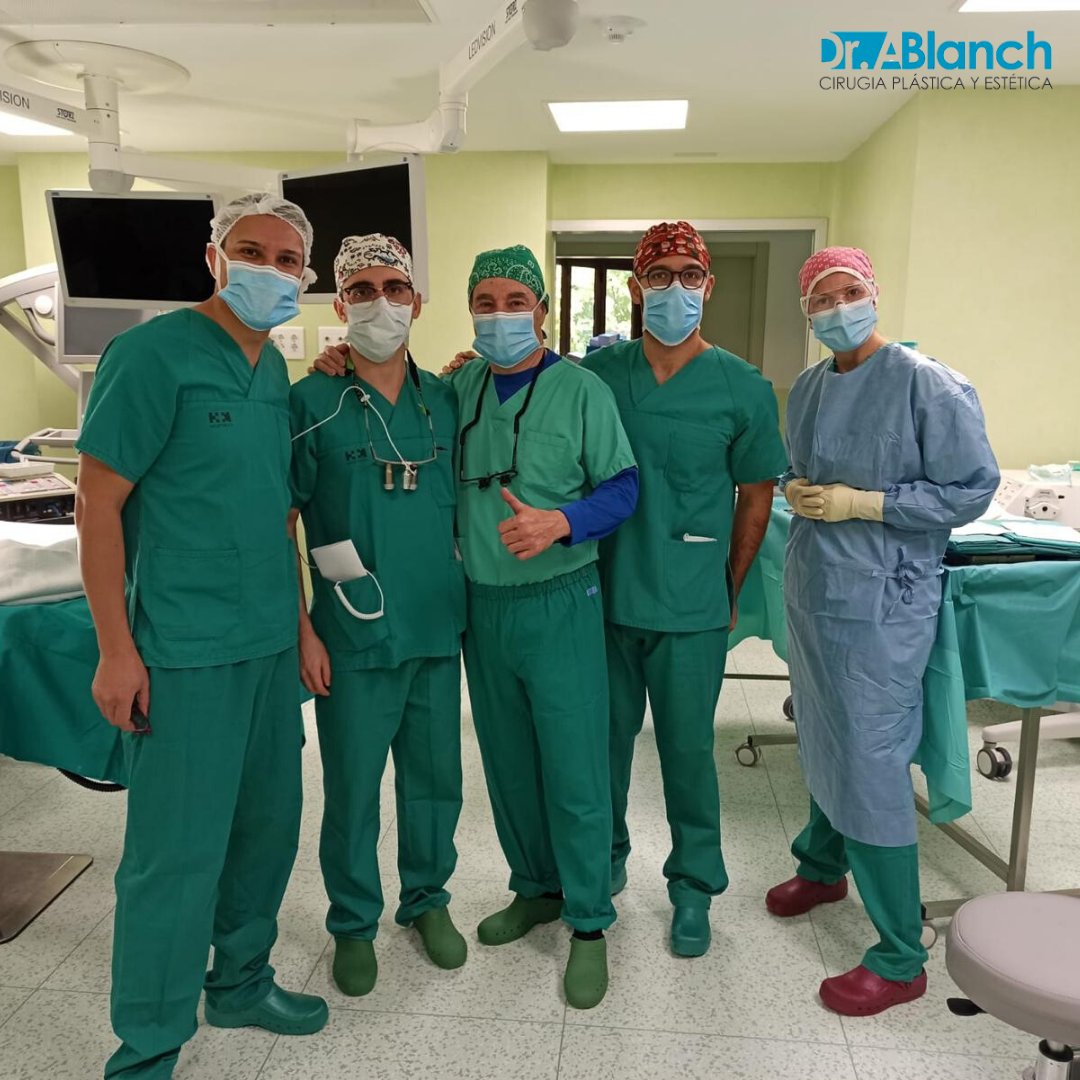DrBlanch's tweet photo. 🤗 ¡Equipo de MICRO CIRUGÍA!
Con los Dr. Jesús González, Cristopher Salas,  Andrea Frasca y Mónica Salamanca.
_______
#equipo #team #cirugia #cirugiaplastica #cirugiaestetica #microcirugia #cirujano #cirujanoplastico #barcelona #esteticaderesultados https://t.co/yD5p6OMDgA