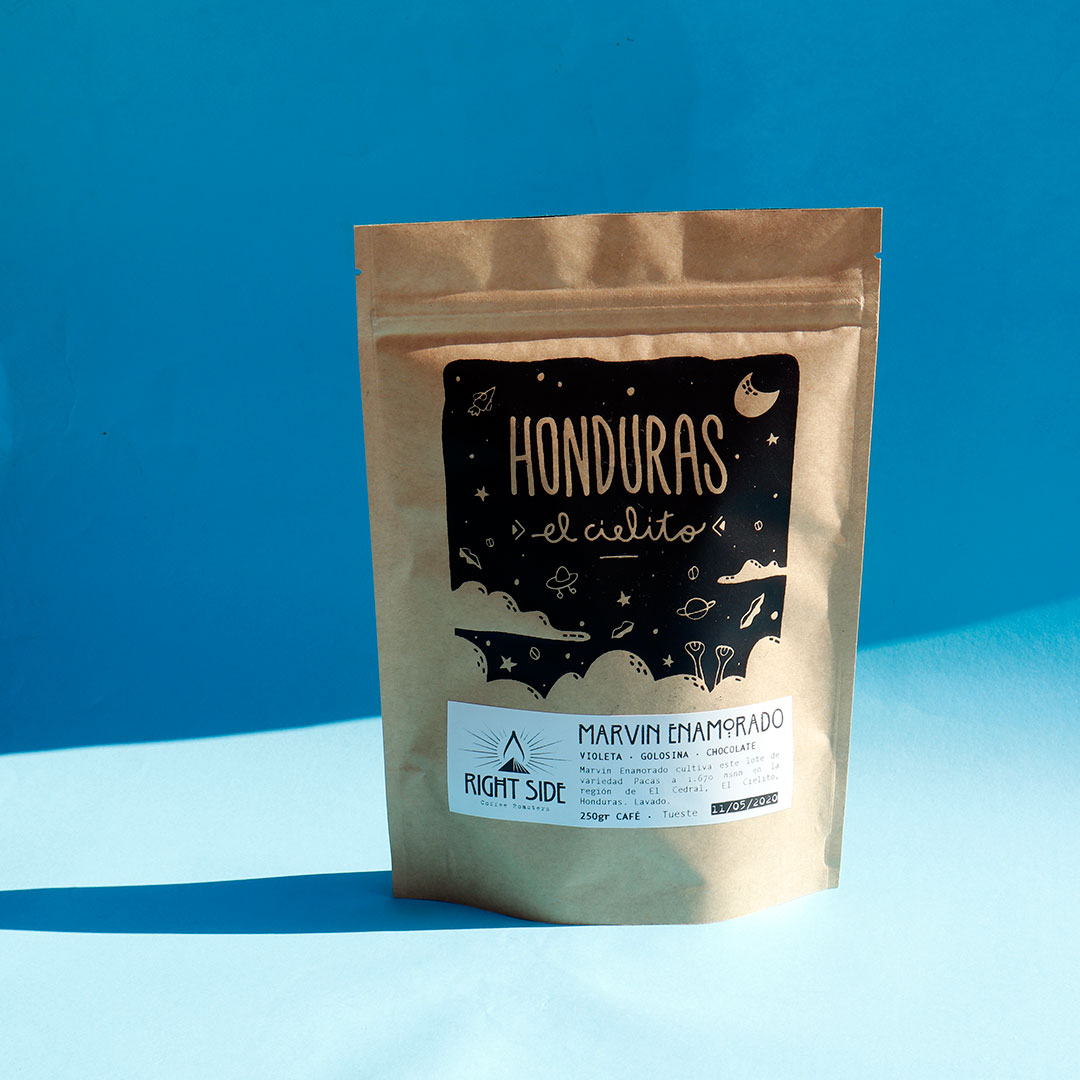 MARVIN ENAMORADO 🇭🇳✨ Aterriza otro café recurrente en el menú Right Side desde 2016. El resultado cada cosecha no decepciona: un sinfín de buenos atributos que dejan en muy buen lugar a los cafés de Honduras. Último lote de este origen ya disponible en nuestra web 😍