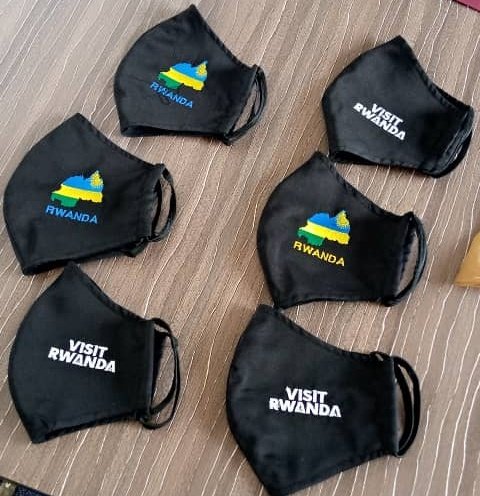 mikekarangwa's tweet photo. Nshimiye abategarugori bibumbiye mu koperative #COCOKI bakora utu #dupfukamunwa. Bakwiye gushyigikirwa na buri wese kugirango barusheho kwiteza imbere, banadufasha kwirinda #coronavirus #RwOT https://t.co/nXlSQOBdFp