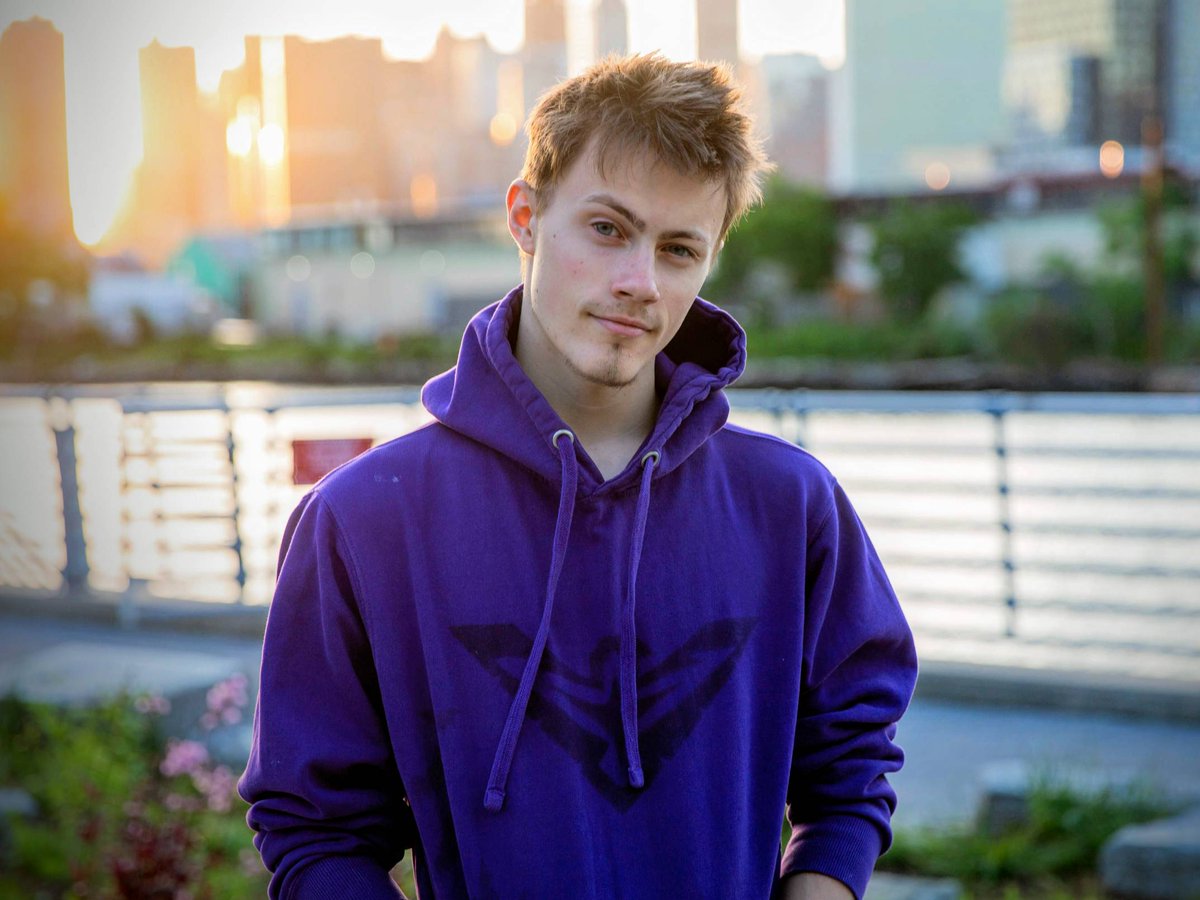 jds_social's tweet photo. Eyebrows eyebrows eyebrows
@gustavomirabilephoto
Nightwing is the coolest superhero, change my mind
#hoodie #purplefashion #brooklynviews https://t.co/jlhFhtxZdq