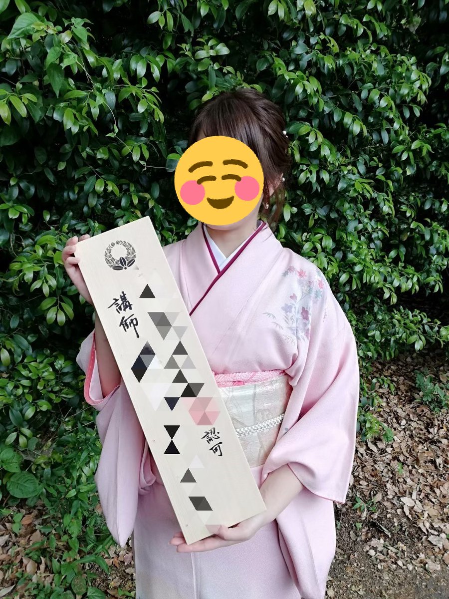 kimonouta's tweet photo. わわ、めっちゃ久しぶりになっちゃった！

お着物教室も休講なので同期たちにも会えないしお着物着る機会が全然ないよー😭

写真はお着物習い始めた2017年の頃と免許取った2019年。なんだか懐かしいね👘✨

当たり前のように教室通ってたのにね。早くコロナ収束してみんなが自由に過ごせますように✨ https://t.co/LOhNu32pDl