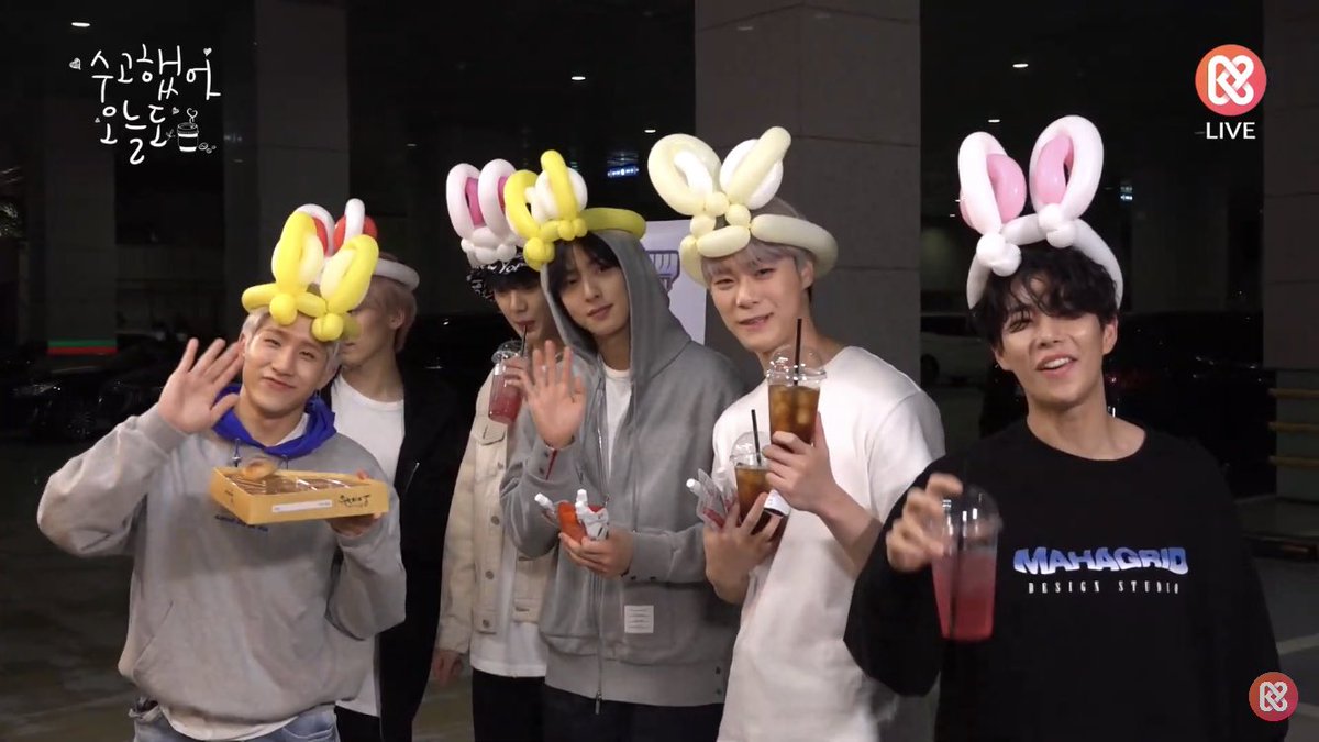 dal_kk_'s tweet photo. 내새꾸들ㅠㅠ1위축하해 
딴토끼💜
#아스트로 https://t.co/MgHAIa1i50
