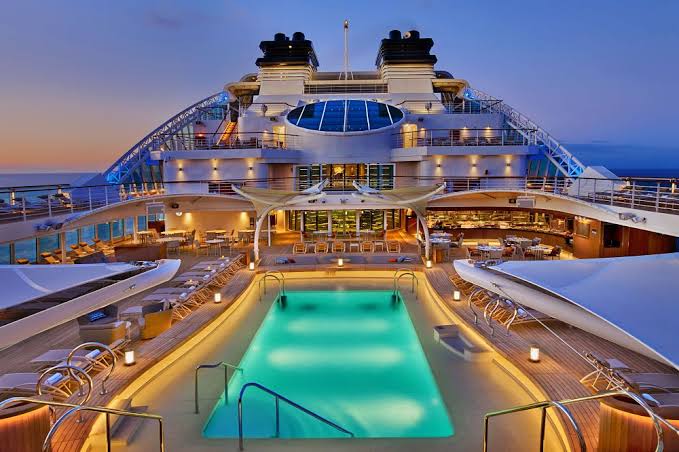 quarbonara's tweet photo. I want a cruise ship vacation https://t.co/E5zbWabMGk