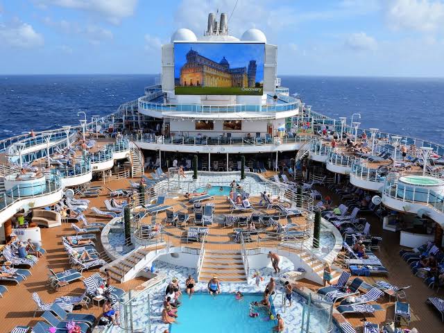 quarbonara's tweet photo. I want a cruise ship vacation https://t.co/E5zbWabMGk