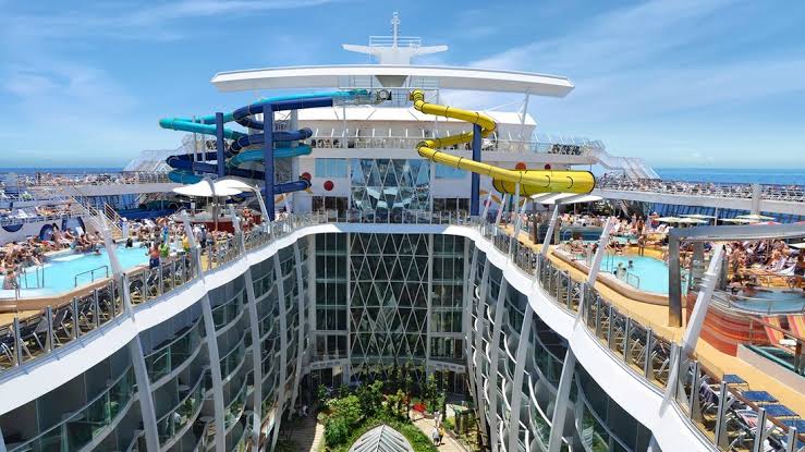 quarbonara's tweet photo. I want a cruise ship vacation https://t.co/E5zbWabMGk