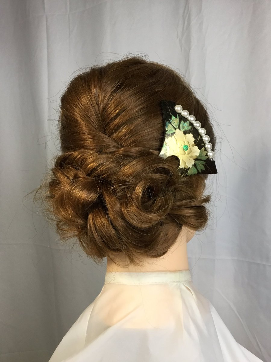 atelierBonhuer's tweet photo. ヘアアレンジ❣️
髪飾り次第でお着物もお洋服もどちらもいけるスタイル✨
美容の技術のなかでヘアアレンジが楽しくて好き☺️ https://t.co/3W8TyMnEHH