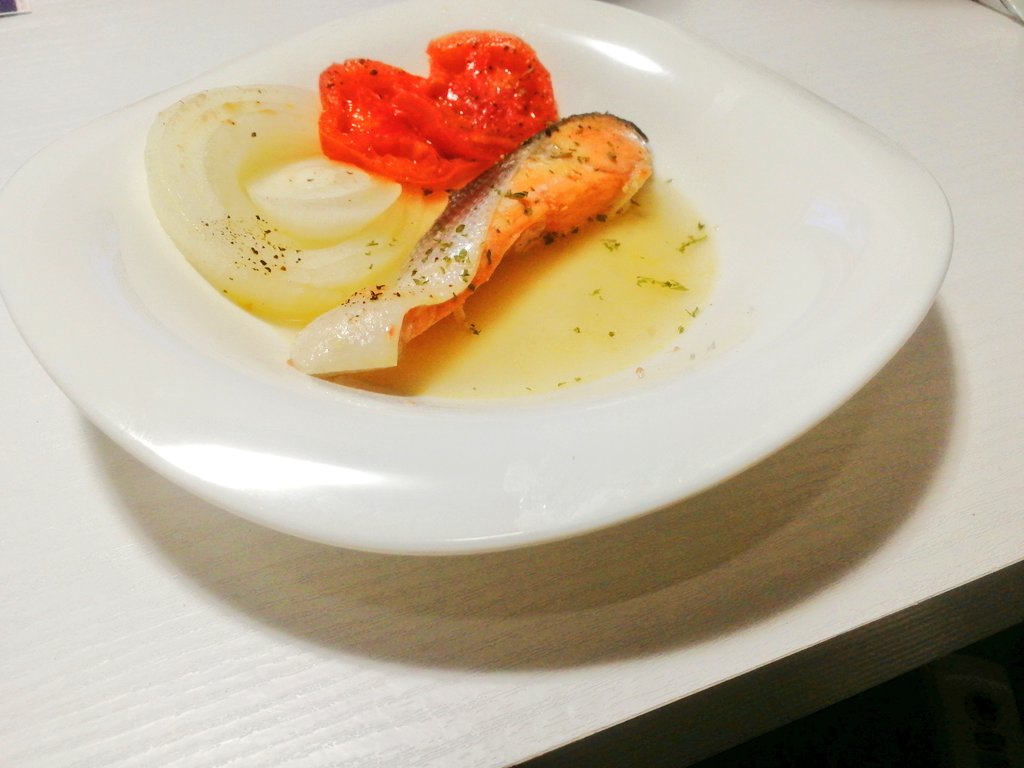gishiru's tweet photo. 【魚は焼くよりゆでる】

ゆでる方が腎臓に優しいんです。
このシリーズいつまで続けくのかw

てことで夕食のメインは『鮭の白ワイン煮込み』。

・きのこと長ネギの炒めもの
・豆腐と水菜のお吸い物
・鮭の白ワイン煮込み
・玄米ご飯

いただきます♪ https://t.co/GGE88Szc0s