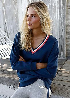 Keep it casual 😌
Hoodies &amp; Jumpers: buff.ly/3bv1HhH
Loungewear: buff.ly/2ApopuR