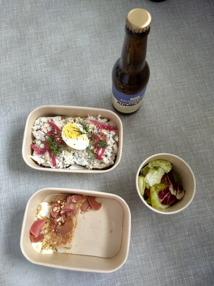 arrrmoton's tweet photo. Eristyslounas Vallilan Pleinistä; smörrebröd, katkarapuskagen, jälkkäri ja Kombucha. Skagen varsin asiallinen, kombuchaan en ole uskaltanut vielä koskea. #lounas #plein #kombucha https://t.co/TMAVoHx4Dw