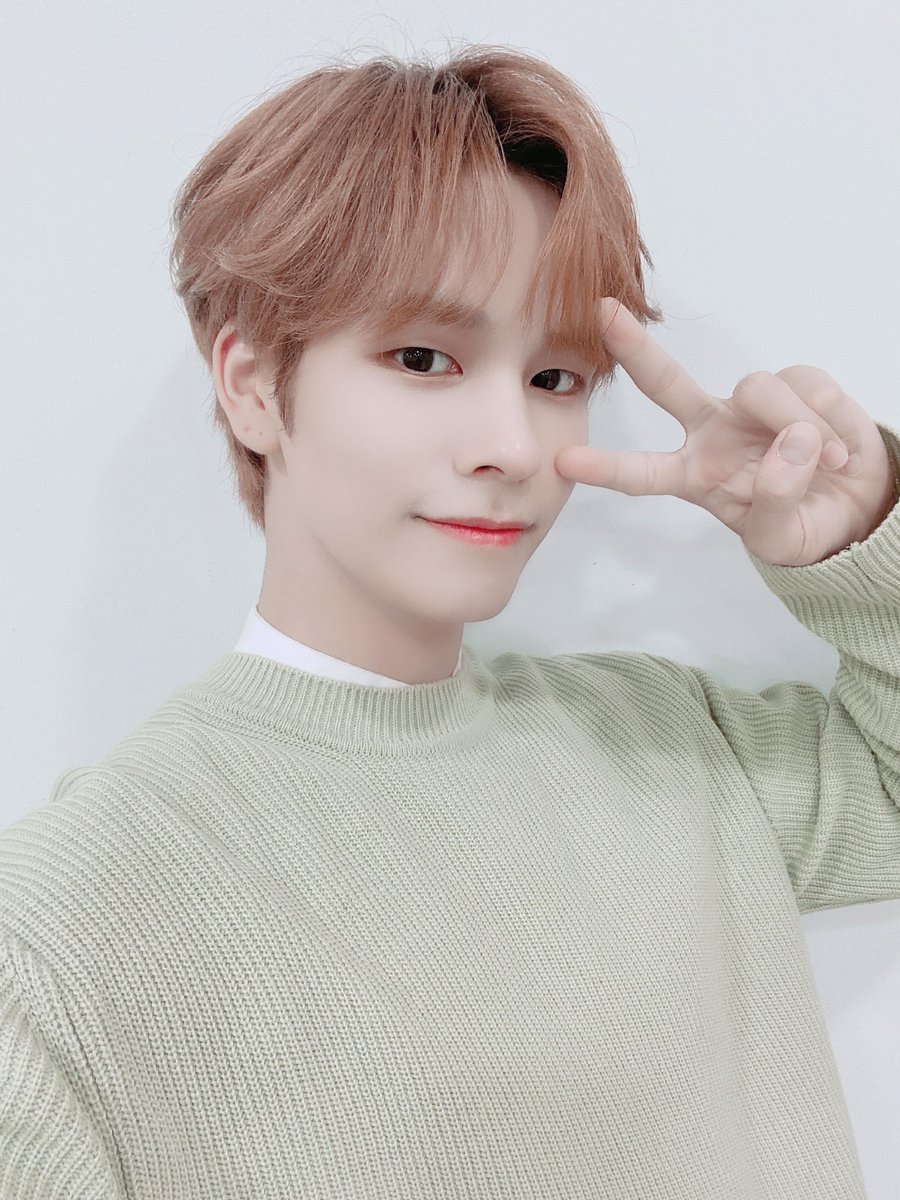 CRAVITY_twt's tweet photo. 러비티~~❤️저녁 먹었어요?!
저는 배불러요ㅎㅎ아직 저녁 안먹었으면
맛있는거 먹기~오늘 낯섦 의상이지요☺️
#크래비티 #세림 #낯셂 https://t.co/CQAUT9giaV