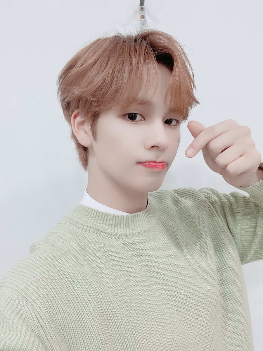 CRAVITY_twt's tweet photo. 러비티~~❤️저녁 먹었어요?!
저는 배불러요ㅎㅎ아직 저녁 안먹었으면
맛있는거 먹기~오늘 낯섦 의상이지요☺️
#크래비티 #세림 #낯셂 https://t.co/CQAUT9giaV