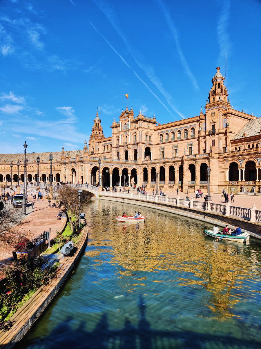 Ofcourse Sevilla's iconic landmark would be the beautiful Plaza de Espana.