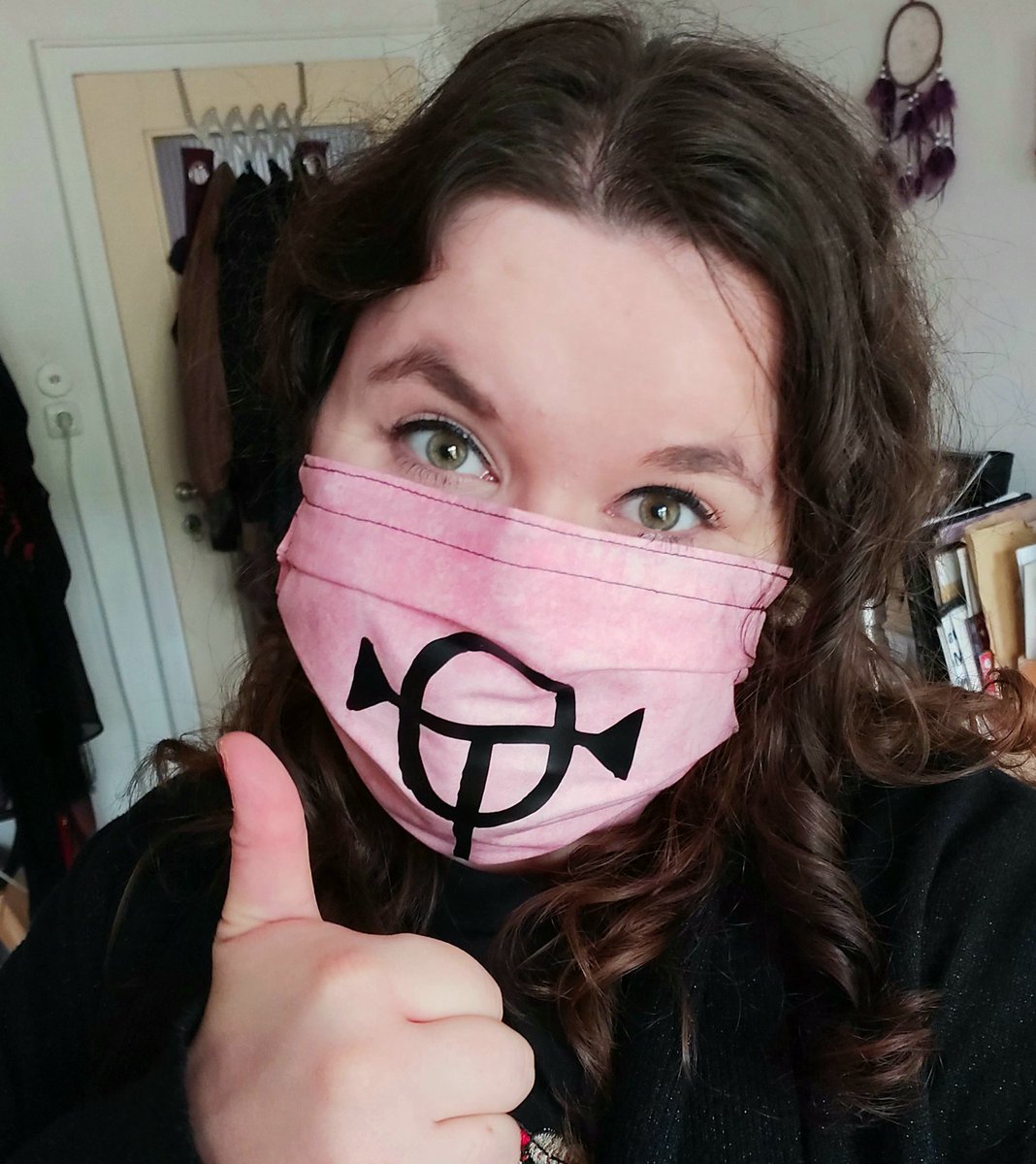TJudl's tweet photo. Endlich sicher und ausgestattet 🥰 Der Götting gefällt's! Danke an @YvisNerdAndGeek 🤗 #maske #CoronaVirusDE #rahja #aventurien https://t.co/7iQxtbY0ry