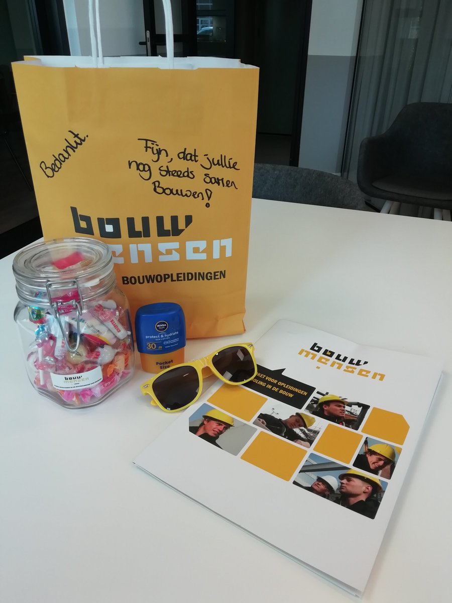 Vandaag kwam Nadine Coenen van <a href="/BouwmensenLB/">Bouwmensen Limburg</a>  langs met een ‘opvrolijk pakket” in deze corona tijden!
Samen hebben we de planning doorgesproken voor de cursussen voor onze medewerkers dit jaar.
Super fijn dat we langzaamaan weer kunnen gaan opleiden.