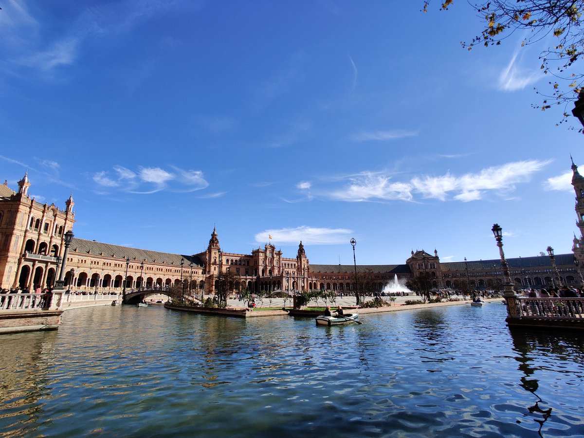 Here some more pictures of Plaza de Espana.Kat sini RAMAI orang so make sure to always keep your belongings safe with you alright?