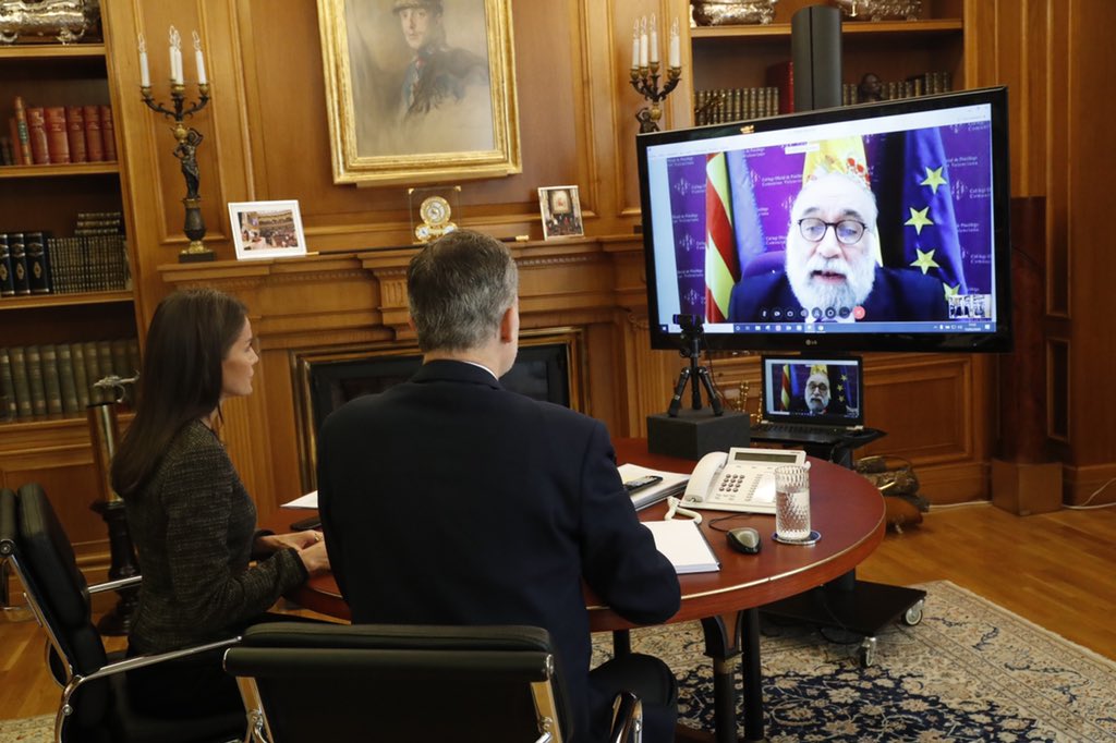CasaReal's tweet photo. El Consejo General de Psicólogos de España explica a los Reyes la atención ofrecida a los afectados por #COVID19 En una videoconferencia su presidente, Francisco Santolaya, destacaron la vital actuación de los psicólogos, tanto en primera línea como en organizaciones o consultas. https://t.co/MvJ1uFYhic