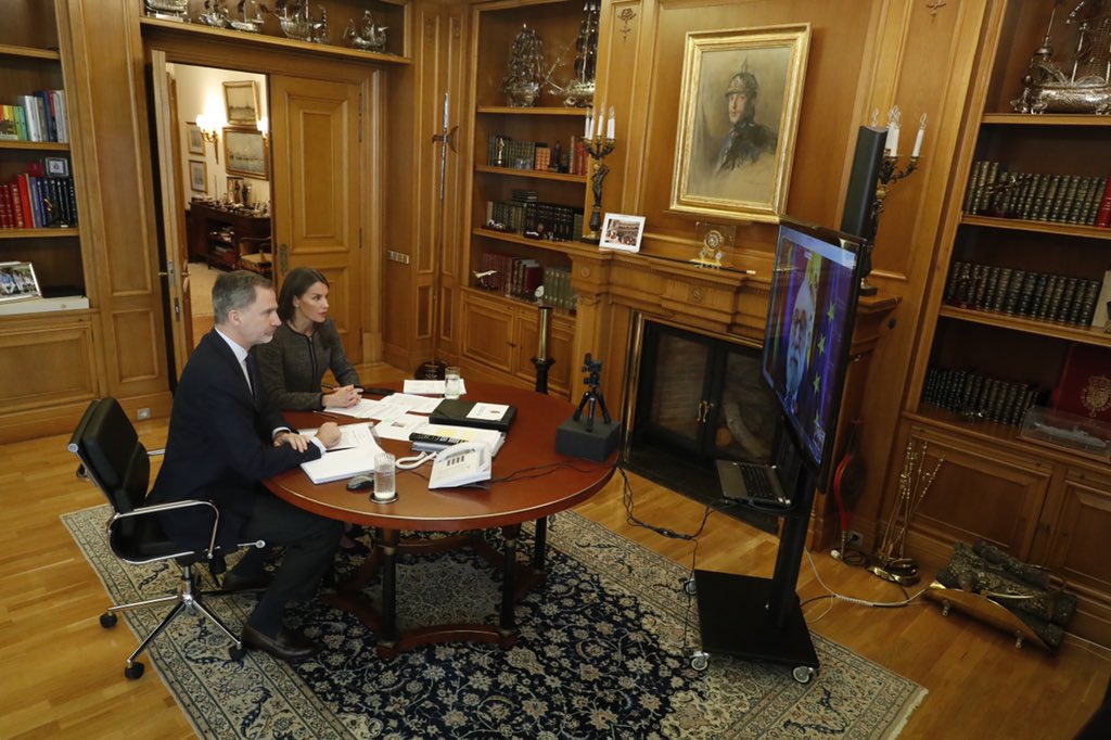 CasaReal's tweet photo. El Consejo General de Psicólogos de España explica a los Reyes la atención ofrecida a los afectados por #COVID19 En una videoconferencia su presidente, Francisco Santolaya, destacaron la vital actuación de los psicólogos, tanto en primera línea como en organizaciones o consultas. https://t.co/MvJ1uFYhic