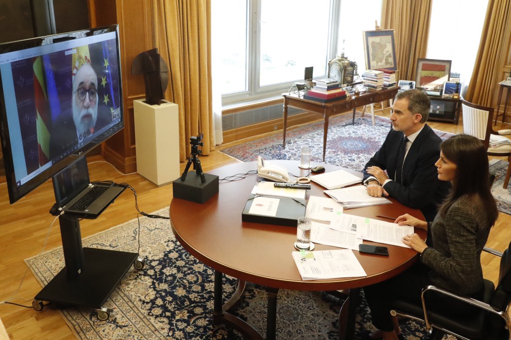 CasaReal's tweet photo. El Consejo General de Psicólogos de España explica a los Reyes la atención ofrecida a los afectados por #COVID19 En una videoconferencia su presidente, Francisco Santolaya, destacaron la vital actuación de los psicólogos, tanto en primera línea como en organizaciones o consultas. https://t.co/MvJ1uFYhic