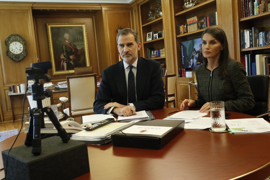 CasaReal's tweet photo. El Consejo General de Psicólogos de España explica a los Reyes la atención ofrecida a los afectados por #COVID19 En una videoconferencia su presidente, Francisco Santolaya, destacaron la vital actuación de los psicólogos, tanto en primera línea como en organizaciones o consultas. https://t.co/MvJ1uFYhic