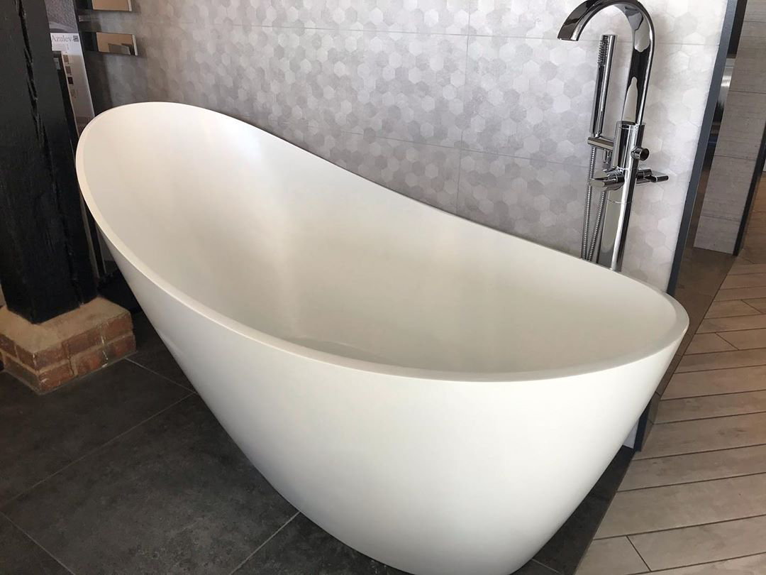 AB_Britain's tweet photo. Minimal bathroom space? The enchanting asymmetrical Isis bath creates the perfect focal point for compact rooms. Meticulously contoured, Isis provides the ultimate bathing experience. 

Credit 📷 Olympus Bathrooms https://t.co/bPW7IowG9G