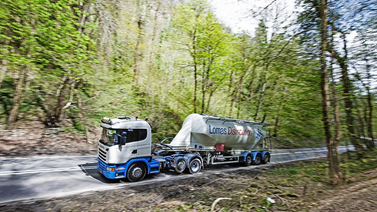 northtrucktales's tweet photo. Running lite through the light; Scania through Stoney Middleton. @ScaniaUK @ScaniaGroup @TrucknDriver @vpdd @peakdistrict #scaniatruck #tanker #bulkpowder #peakdistrict #derbyshire #sunlight https://t.co/fPhhPsXY0Q