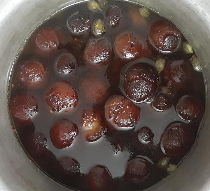 Be_khayalii's tweet photo. का गुरू चली का ? ?
लॉकडाउन के चलते आज घर पर ही गुलाब जामुन बनाया जीवन में पहली बार.. थोड़ा फट गया फिर भी ठीक ही था..
#Mithailover
#AtmaNirbharBharatAbhiyan https://t.co/pzHoRmPFfp