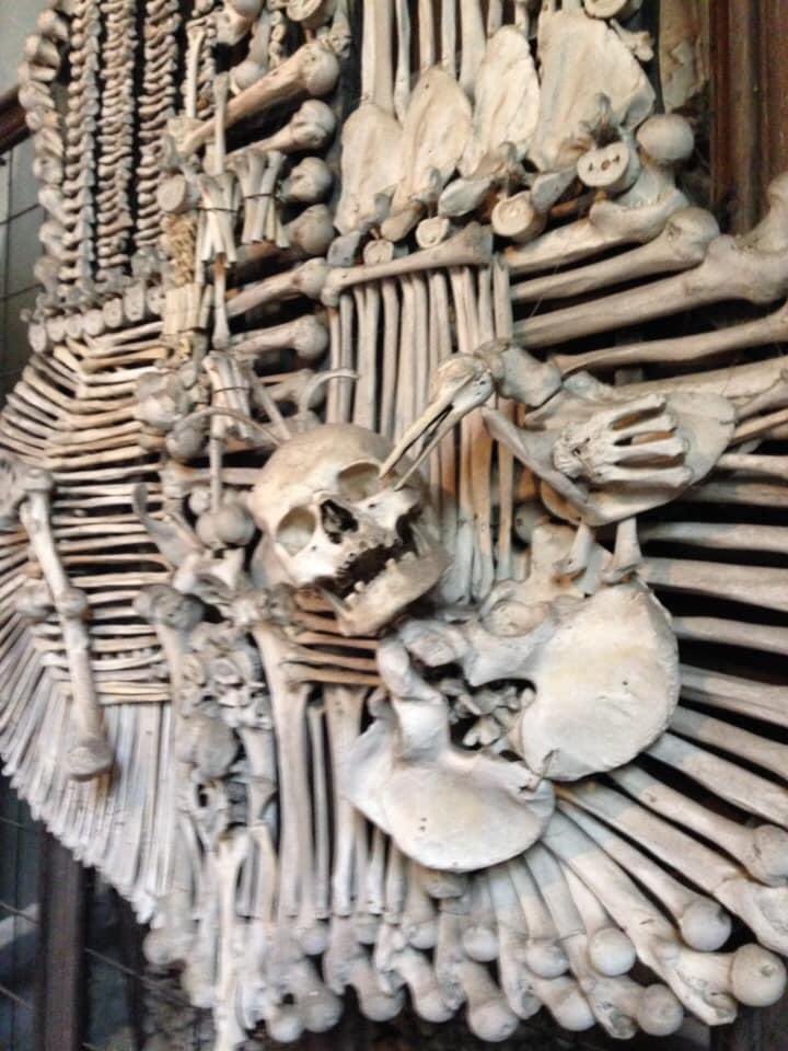 Osario de Sedlec, ("La iglesia de los huesos") fuera de Praga, República Checa en Kutna Hora.Este pequeño osario católico romano contiene los esqueletos de 40,000 a 70,000 personas, muchas víctimas de la Peste Negra, así como de las Guerras Husitas (1419-1434).