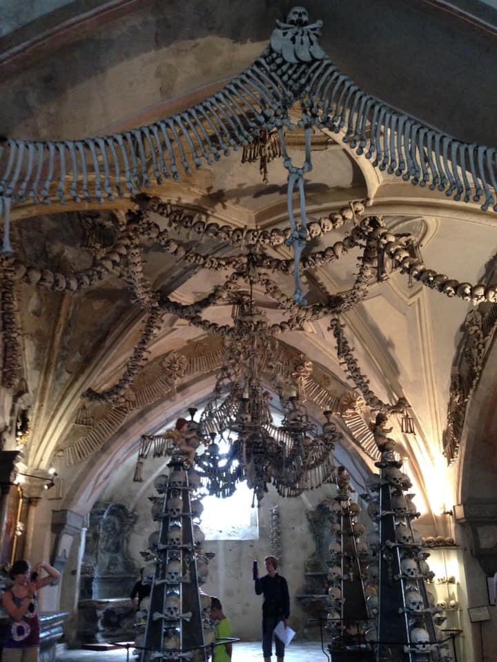 Osario de Sedlec, ("La iglesia de los huesos") fuera de Praga, República Checa en Kutna Hora.Este pequeño osario católico romano contiene los esqueletos de 40,000 a 70,000 personas, muchas víctimas de la Peste Negra, así como de las Guerras Husitas (1419-1434).