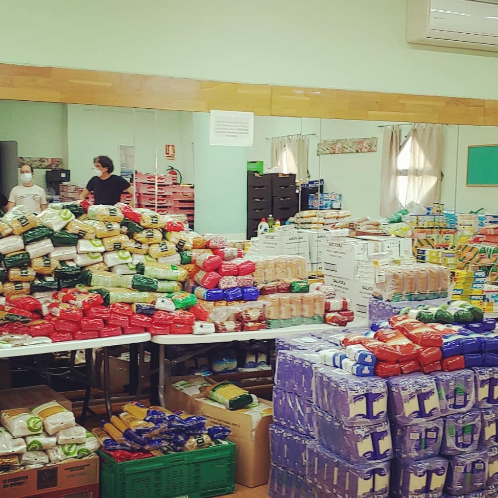 SomosTribuVK's tweet photo. En Vallekas las #RedesVecinalesQueAlimentan 
seguimos con nuestro trabajo de apoyarnos entre unas vecinas y otras para salir adelante en estos tiempos difíciles. ¡Sólo el pueblo salva al pueblo! https://t.co/34FEBlPTrN