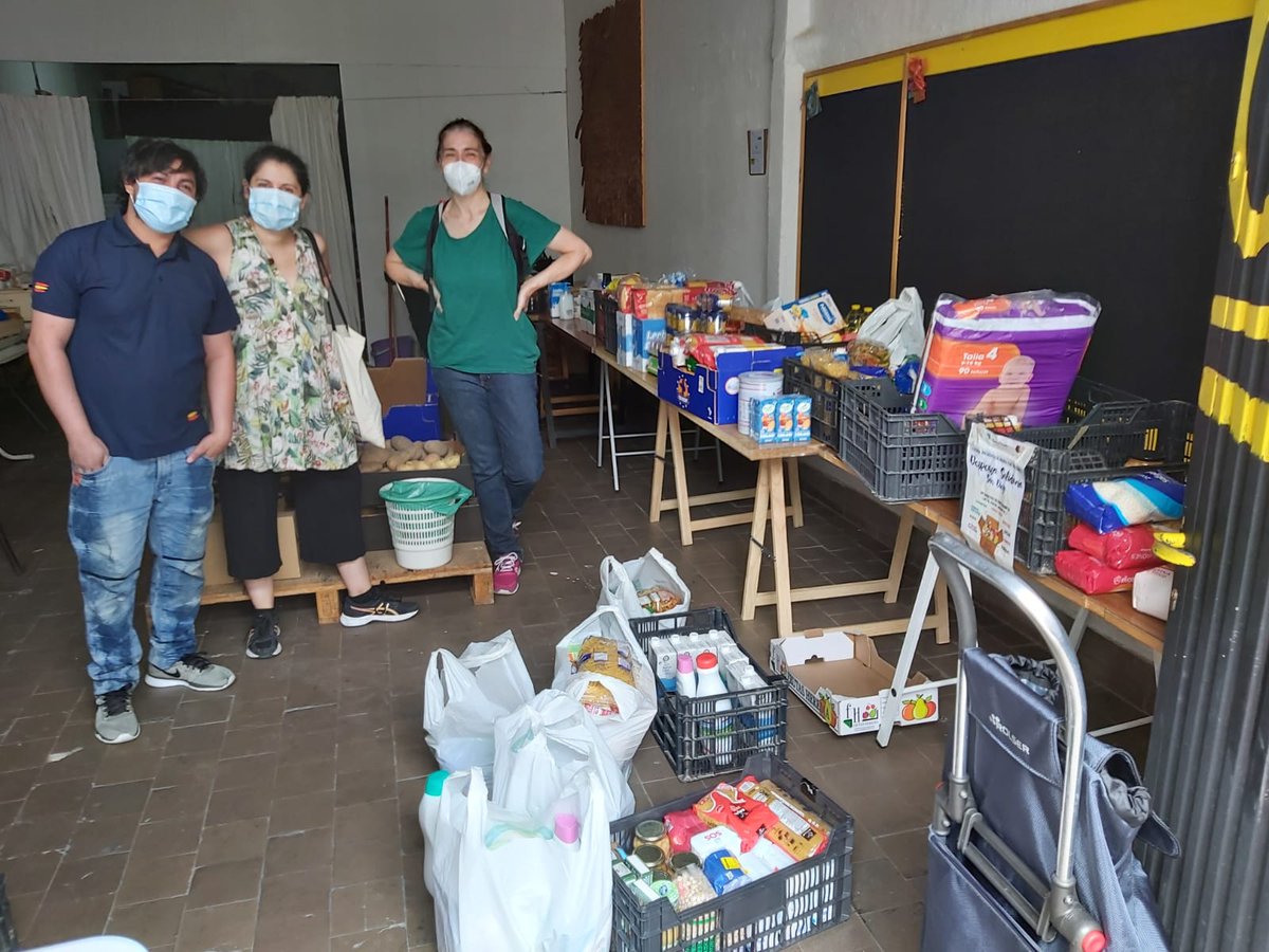 En Vallekas las #RedesVecinalesQueAlimentan 
seguimos con nuestro trabajo de apoyarnos entre unas vecinas y otras para salir adelante en estos tiempos difíciles. ¡Sólo el pueblo salva al pueblo!